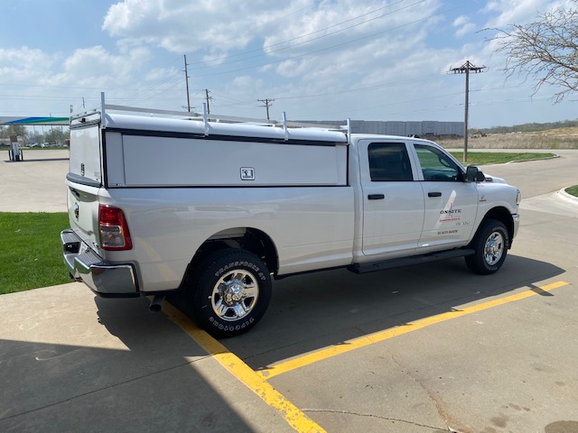 AmericanTopper's tweet photo. Take a look at this '21  Dodge Ram with an A.R.E DCU commercial topper equipped with side toolbox and ladder rack, plus an added Cargoglide sliding bed tray for ease. 

This setup will keep you organized on the road, making your work more efficient.

#are #cargoglide #dodgeram https://t.co/CTTSTIuiA0