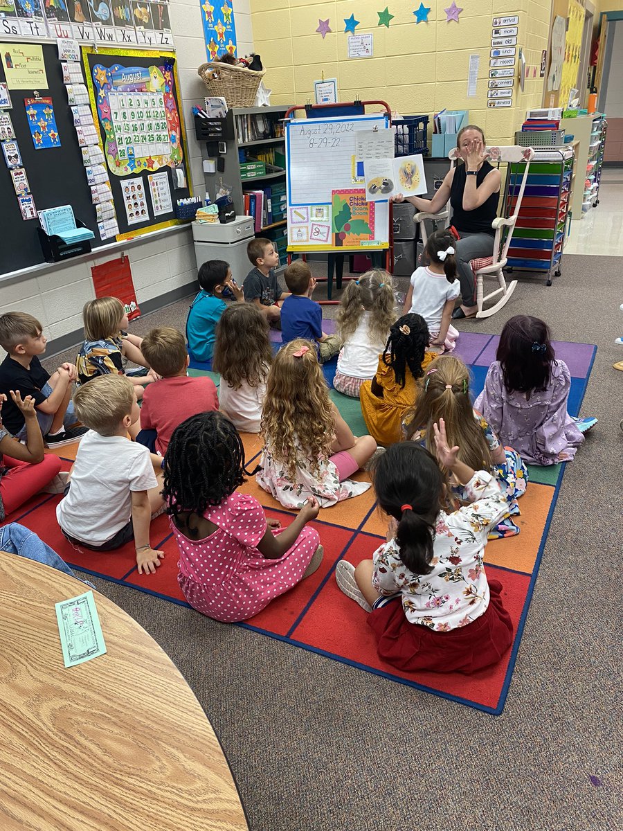 hcpss_tres's tweet photo. Ms. Saperstein’s Kindergarten class enjoys a read aloud, The Kissing Hand. 💋 🖐🏼 #dontstopretrieving 💚💙 https://t.co/jRUjtrqkfW
