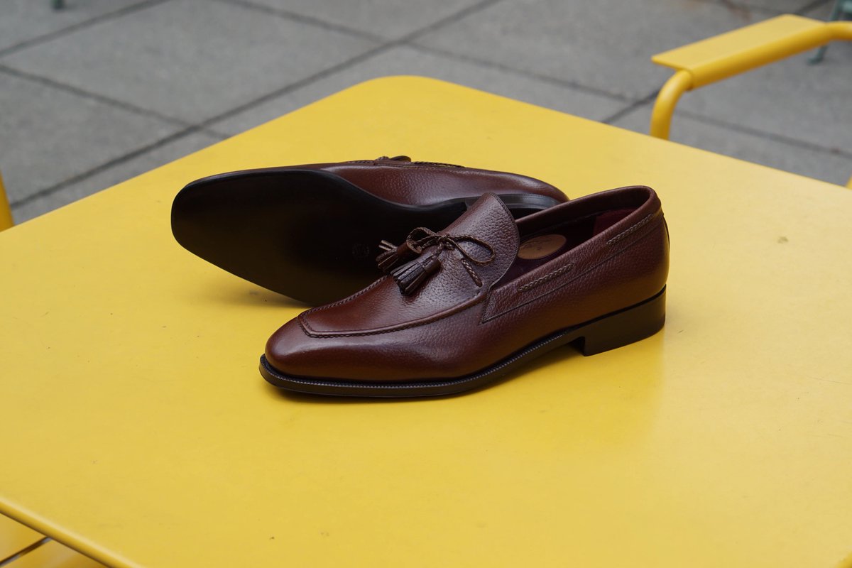 A super cool pair of Enzo Bonafè string tassel loafers in brown inca grain. Handwelted on the chiseled toe 773 last with a stitched apron that matches the shape of the last. 

shopmehra.com/blogs/blog/enz…