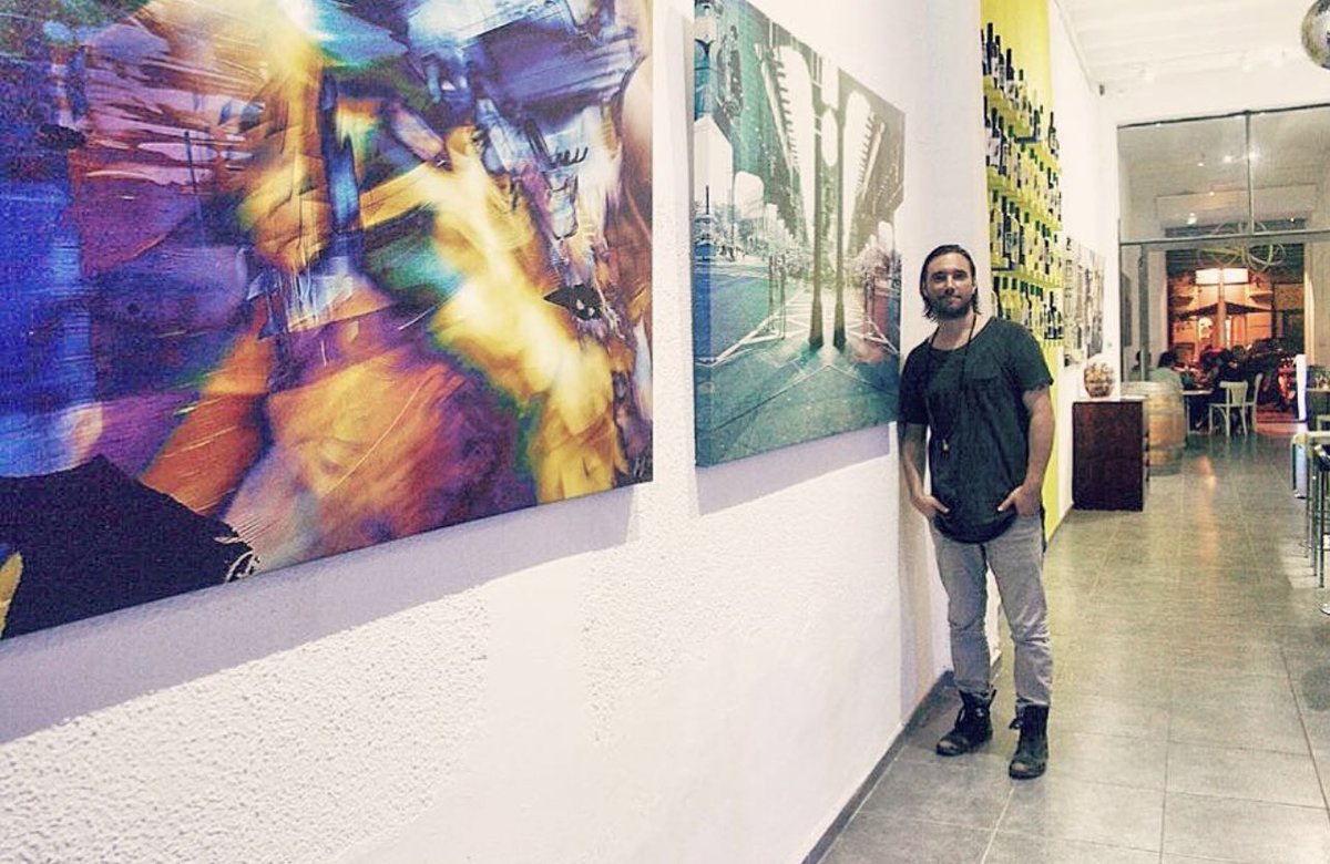 JTLissPhotoArt's tweet image. Left - 2014 - I had a show in NYC no one came to. A random street photographer took a shot of me talking to the bartender as I drank my disappointment away.

Right - 2015 - before the opening of my first solo exhibit in Barcelona. 

A lot can happen in a year. Don’t give up.