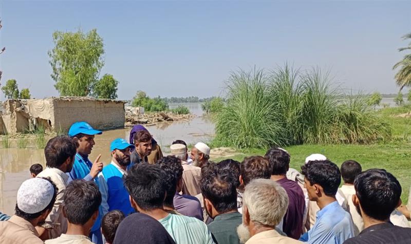 UNHCRPakistan's tweet photo. @UNHCRPakistan stands in solidarity with 🇵🇰 and its people. Emergency relief items including tents and plastic sheeting are being distributed to affected communities, including those that have hosted Afghan refugees 4 decades @Refugees @GovtofPakistan @UNinPak #floodsinpakistan https://t.co/pFgcuaywBi