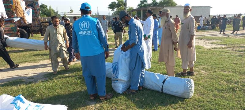 UNHCRPakistan's tweet photo. @UNHCRPakistan stands in solidarity with 🇵🇰 and its people. Emergency relief items including tents and plastic sheeting are being distributed to affected communities, including those that have hosted Afghan refugees 4 decades @Refugees @GovtofPakistan @UNinPak #floodsinpakistan https://t.co/pFgcuaywBi
