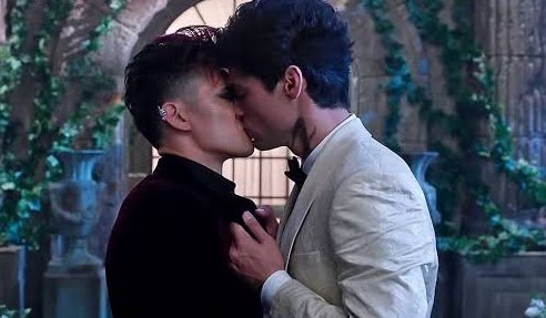 lady0fheartssi's tweet photo. It truly is a Malec Monday today, both for #ReturnToTheShadows and #SecretsOfBlackthornHall #SoBH #MalecMonday their soulmatism is unmatched. In every universe. 💜🫶💙 https://t.co/kq9TyA70QL