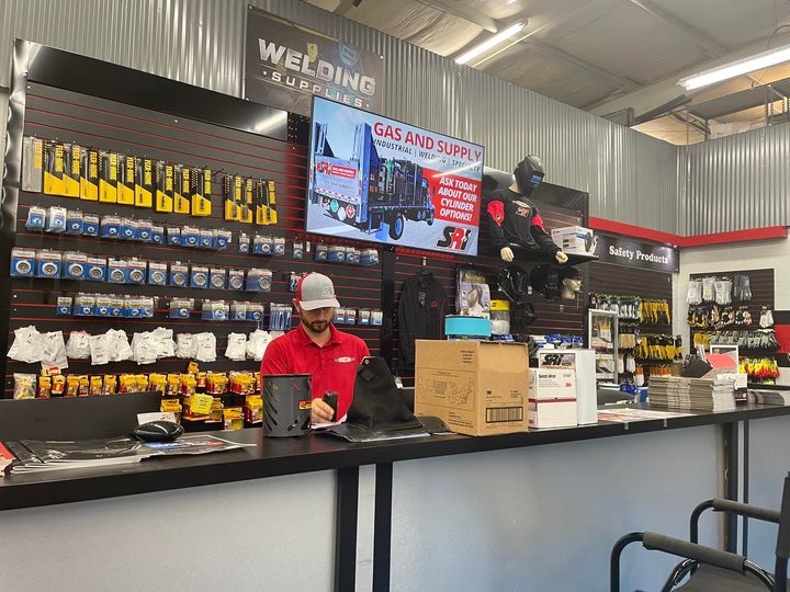 SRIPerformance's tweet photo. @eric_SRI on the counter! Stop in and see him this week! 😎 He is here to sell you all of your racing needs, from welding supplies to springs, from fasteners to tape, you won't be disappointed!
📸: @jimmylive4 https://t.co/tXOOXJBlGm