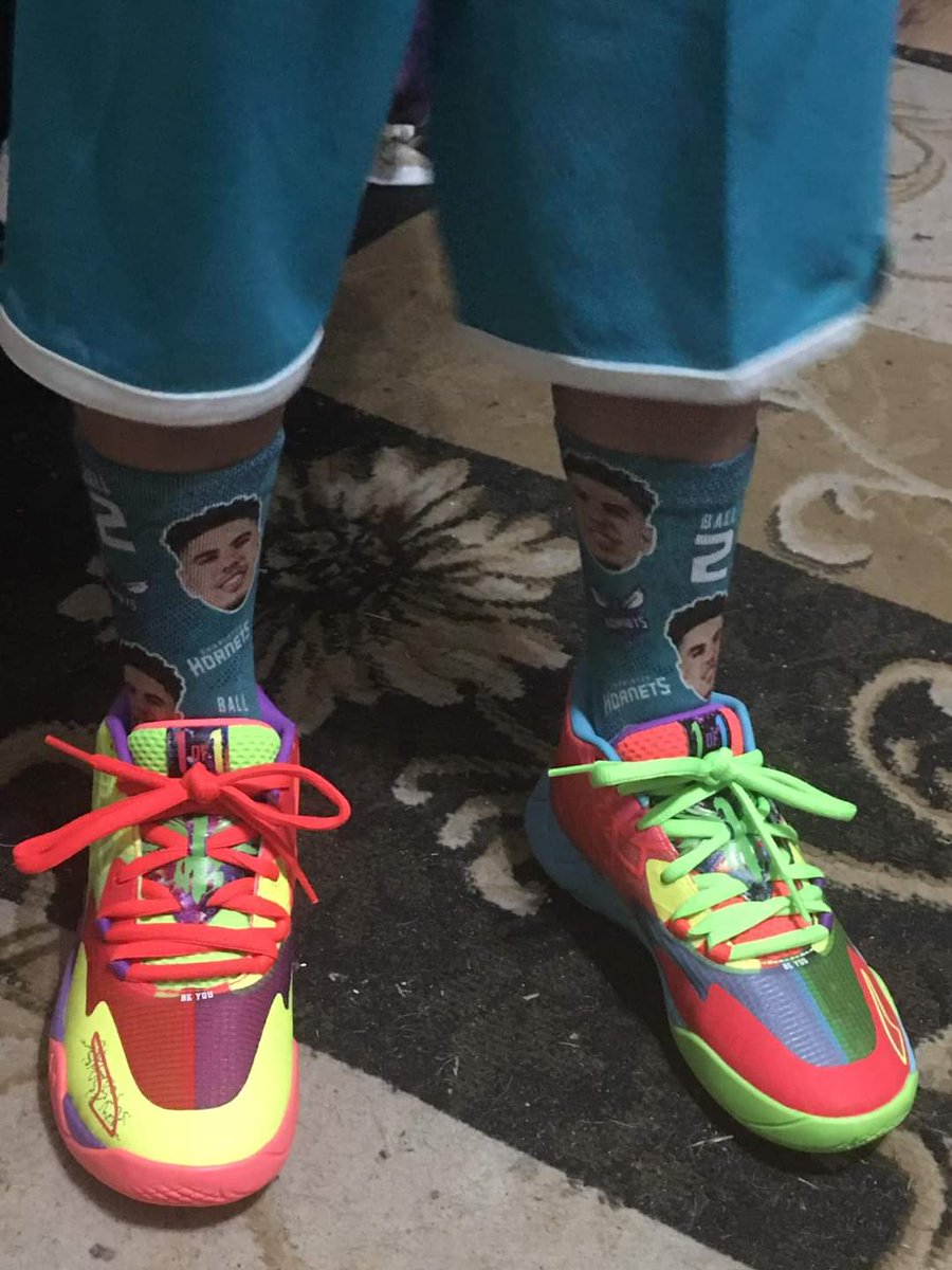 15cbryant15's tweet photo. @MELOD1P 
How my son dressed for the 1st day of school. Big big fan https://t.co/nAFg9EMS4J