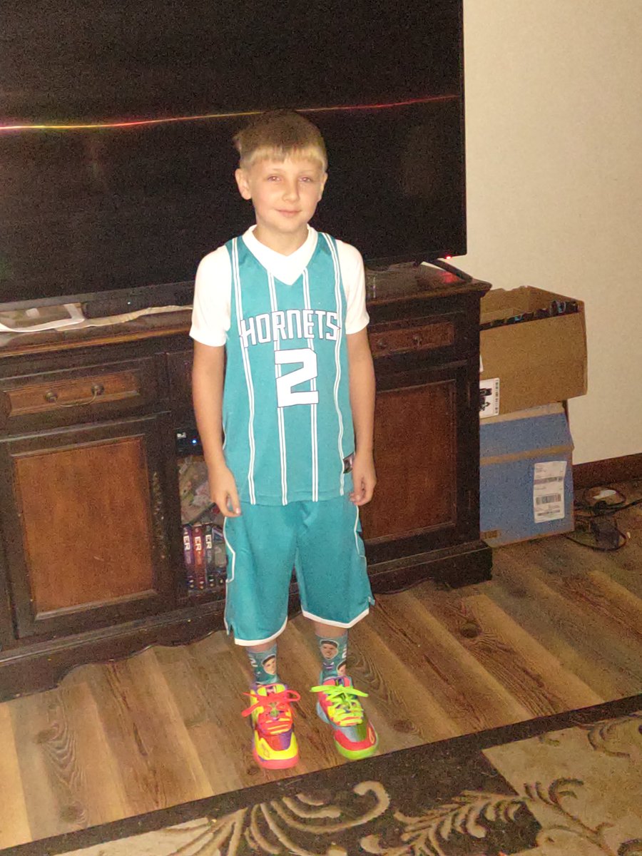15cbryant15's tweet photo. @MELOD1P 
How my son dressed for the 1st day of school. Big big fan https://t.co/nAFg9EMS4J