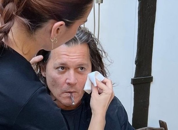ohmyjohnnydepp's tweet photo. look at his roots omfg. if this is how his natural hair looks i will cum https://t.co/ttQCkPvvr9