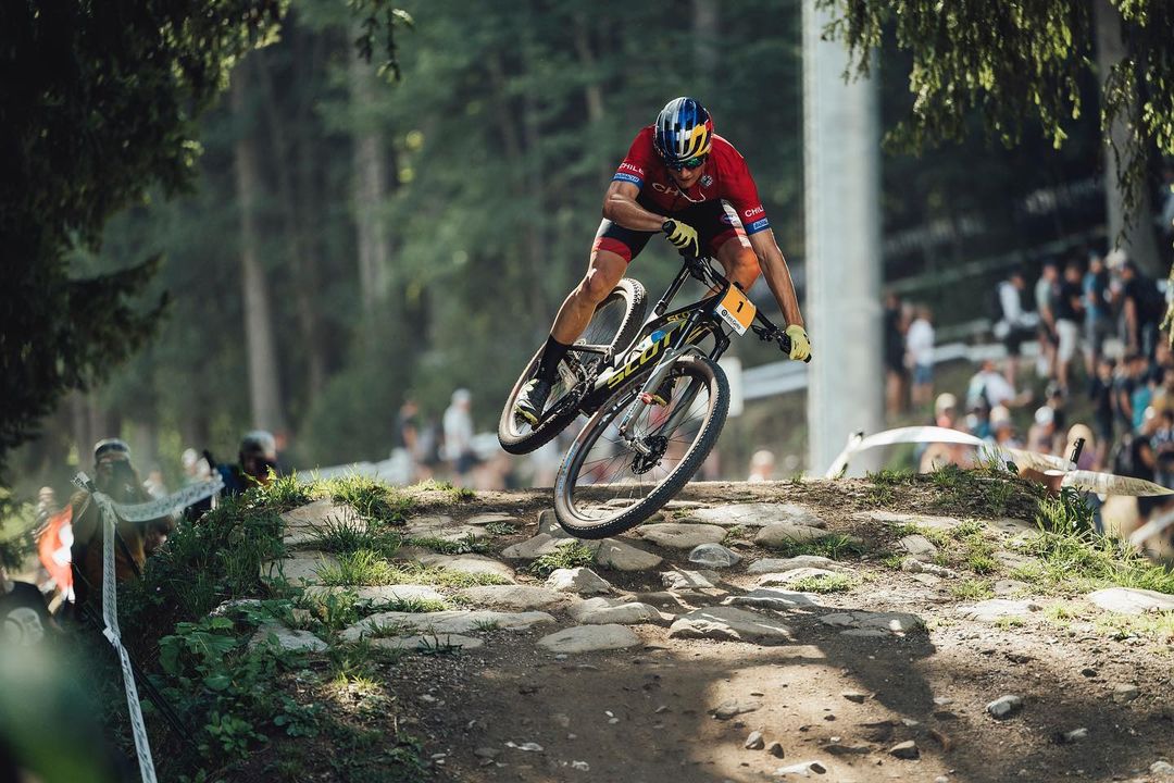 ridechile's tweet photo. Martín Vidaurre 🇨🇱 es 4° y 6 chilenos Top 100 en el Mundial de XCO
⚡Lee la nota completa ➡️ https://t.co/60Aj02lACo
@Subaru_Chile @merrelloutside
📸: wolisphoto
#Giant #LivCycling #MerrellChile #MundialXCO #RidechileNews #ViveSubaru https://t.co/5rtMujfXfA