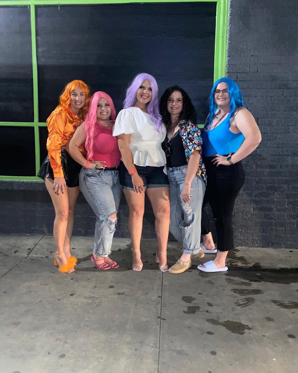 Buckii_lynnn's tweet photo. We found some colorful wigs and forgot how to act 
#ProtectYourNeck https://t.co/GNpLLNBJmj
