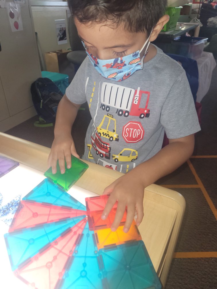 RCPS_EarlyLearn's tweet image. Light &amp;amp; Reflection #preschool #magnatiles #lightandreflection #Mondayvibes #mondaythoughts #Monday