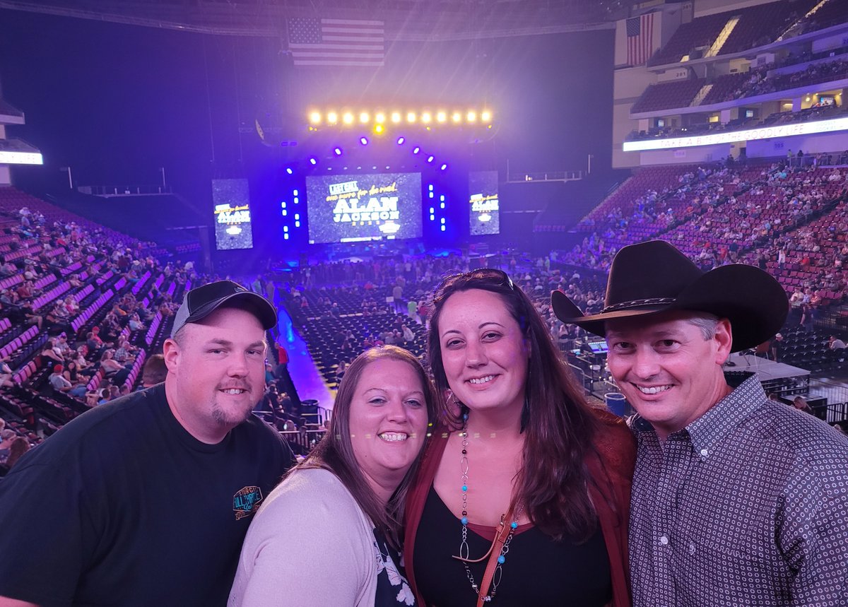 mstatesutility's tweet image. To say a special "thank you" to Crystal and to show Katelynn what it means to be part of the Keizer family, Omaha Operations Manager Mark Golden, and parts manager Jenni took them out on a night on the town and to the epic @OfficialJackson &amp;amp; @coryfarleymusic concert!