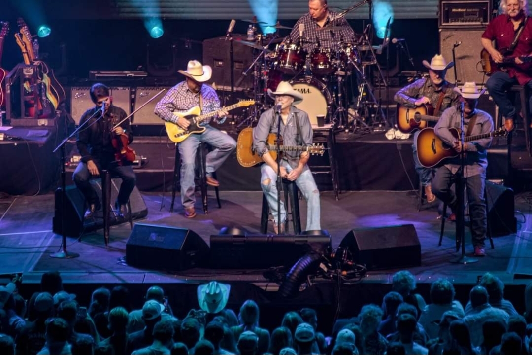 mstatesutility's tweet image. To say a special "thank you" to Crystal and to show Katelynn what it means to be part of the Keizer family, Omaha Operations Manager Mark Golden, and parts manager Jenni took them out on a night on the town and to the epic @OfficialJackson &amp;amp; @coryfarleymusic concert!