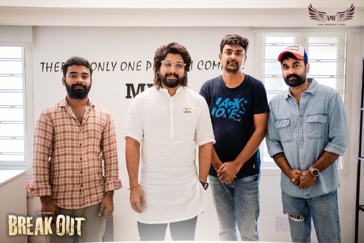 jsolu_tions's tweet photo. Pictures of 𝑰𝒄𝒐𝒏 𝒔𝒕𝑨𝑨r @alluarjun launching the Intriguing #BREAKOUT Trailer 📸✨

Have you watched it yet?! 🤔
▶️ https://t.co/64dDTOtmvp

#RajaGoutham @its_Subbu4U @anilmoduga #Mohanchary @msjonesrupert #TheRevengerz @saimaneendhar @srivas19 @BK_Konduri @anilmodugafilms https://t.co/rCCrNmoHcW