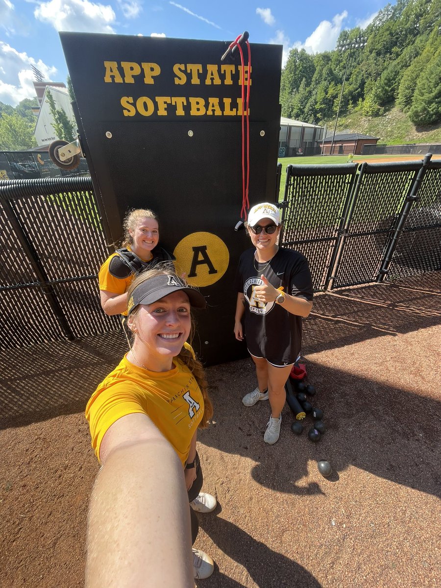 coach_ruechel's tweet photo. First fall pitcher &amp; catcher individual workout ☑️☑️ @RileyBecker10 @KapriToone https://t.co/GXIscs1rfU