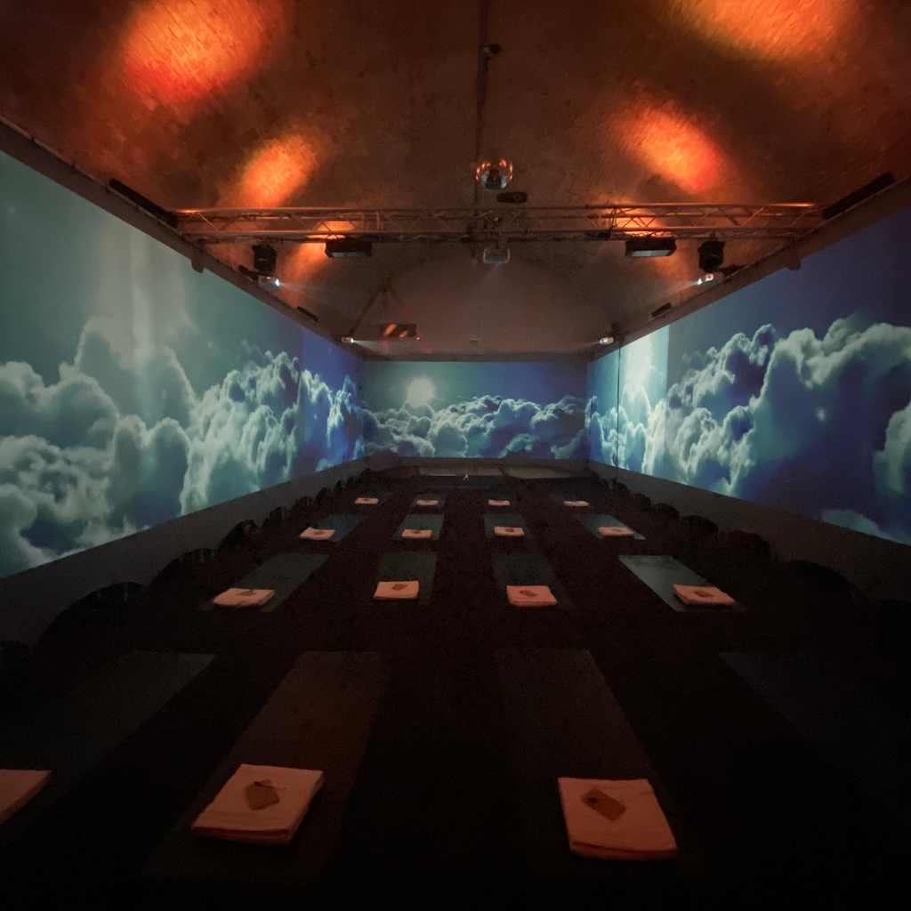 Bank Holiday Monday #chilltime ☁️☁️🧘🏽‍♀️😇
#immersiveyoga #meditation