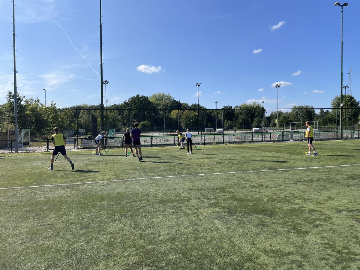 En weer een nieuwe groep ALO-1 studenten zijn gestart met spelsporten vanuit een spel(er) gecentreerde aanpak. Les 1: waardering en betrokkenheid optimaliseren.  #spelinzicht <a href="/sporthogeschool/">Sporthogeschool</a> <a href="/Fontys/">Fontys</a>