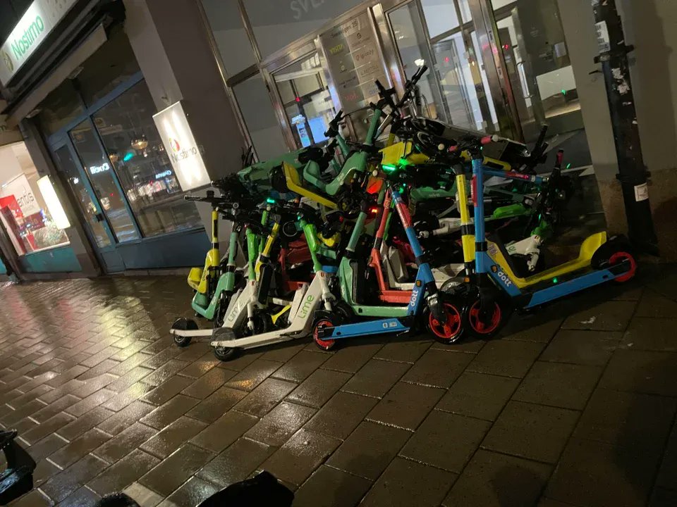 emilhellerud's tweet photo. Vem dumpade alla dessa (felparkerade?) elsparkcyklar utanför Voi:s kontor på Sveavägen? https://t.co/8f42Jx5cPM