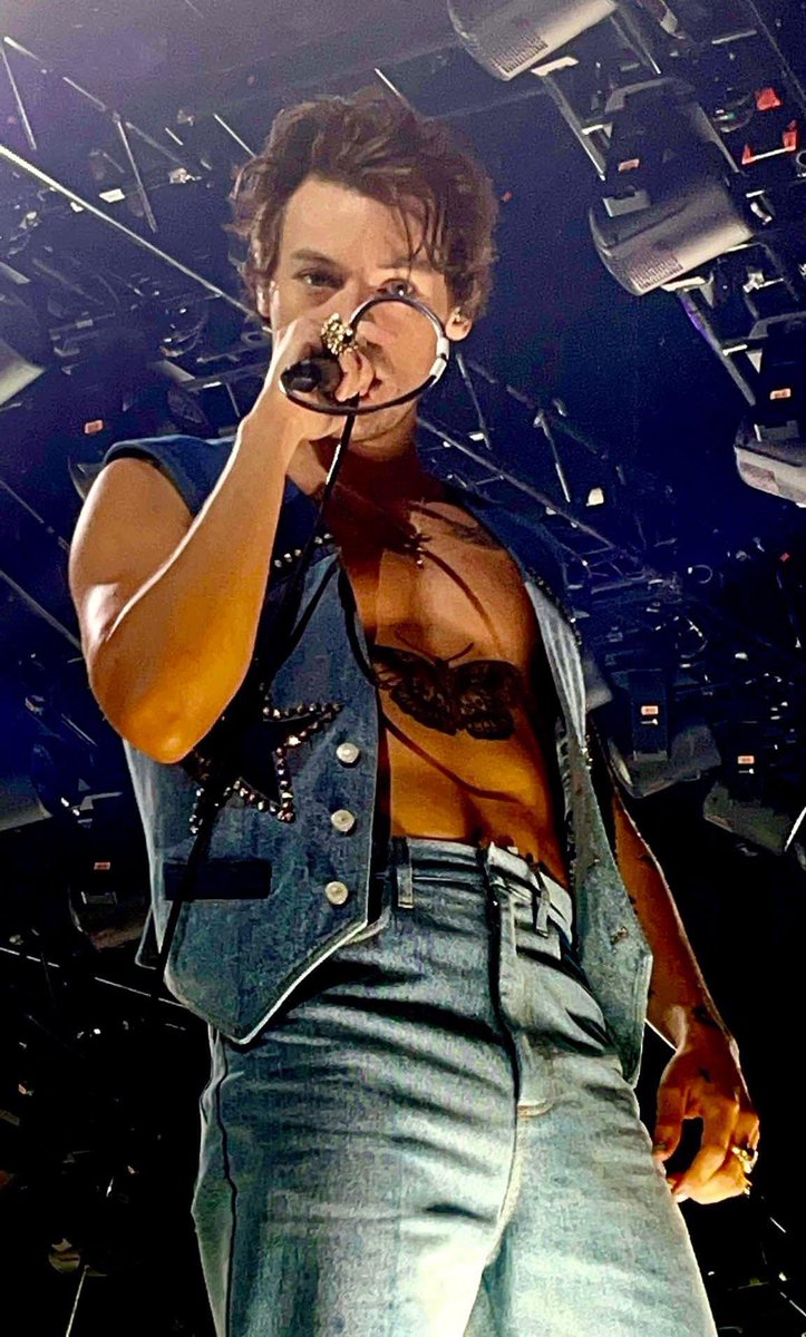 MrsJWit's tweet photo. Oh Harry…#HotHarry #AlbumOfTheYear #VMAs https://t.co/3PKaIatbXb