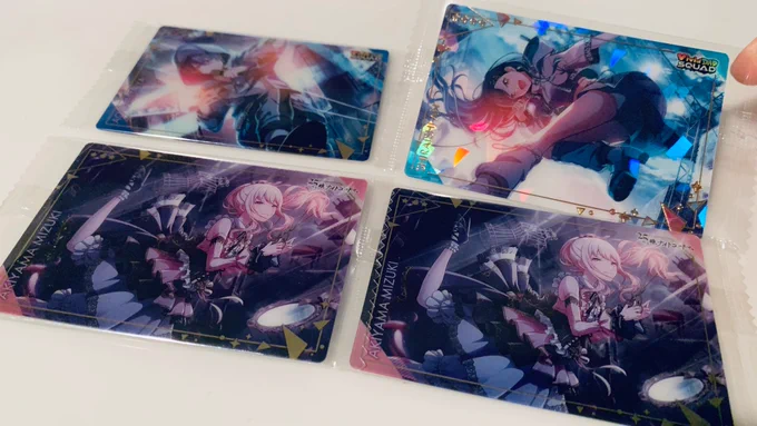 プロセカウエハース見掛けて発売今日か～!と4つ買ったら引き良過ぎて震えてるし✩4のホログラム良い 