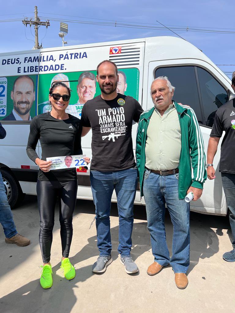 dedesarzedas's tweet photo. Obrigada @carteiroreaca e @BolsonaroSP contem sempre com a minha família! TMJ 🇧🇷💚💛2️⃣2️⃣ https://t.co/PCmJBkG0sA