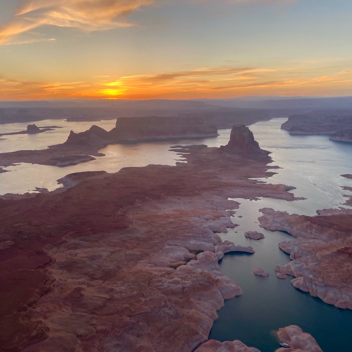 AntelopePoint's tweet photo. Lake Powell is nature’s way of making up for Mondays!! ☀️🌊 

#mondaymotivation #monday #naturesbeauty #Lakepowell #lakepowellyourway #adventure #boat #boating #explore #utah #arizona #turquoisewater #houseboat #canyons #cliffs #redrock #sandstone #bluesky #antelopepointmarina https://t.co/Xbwe5pyyaw