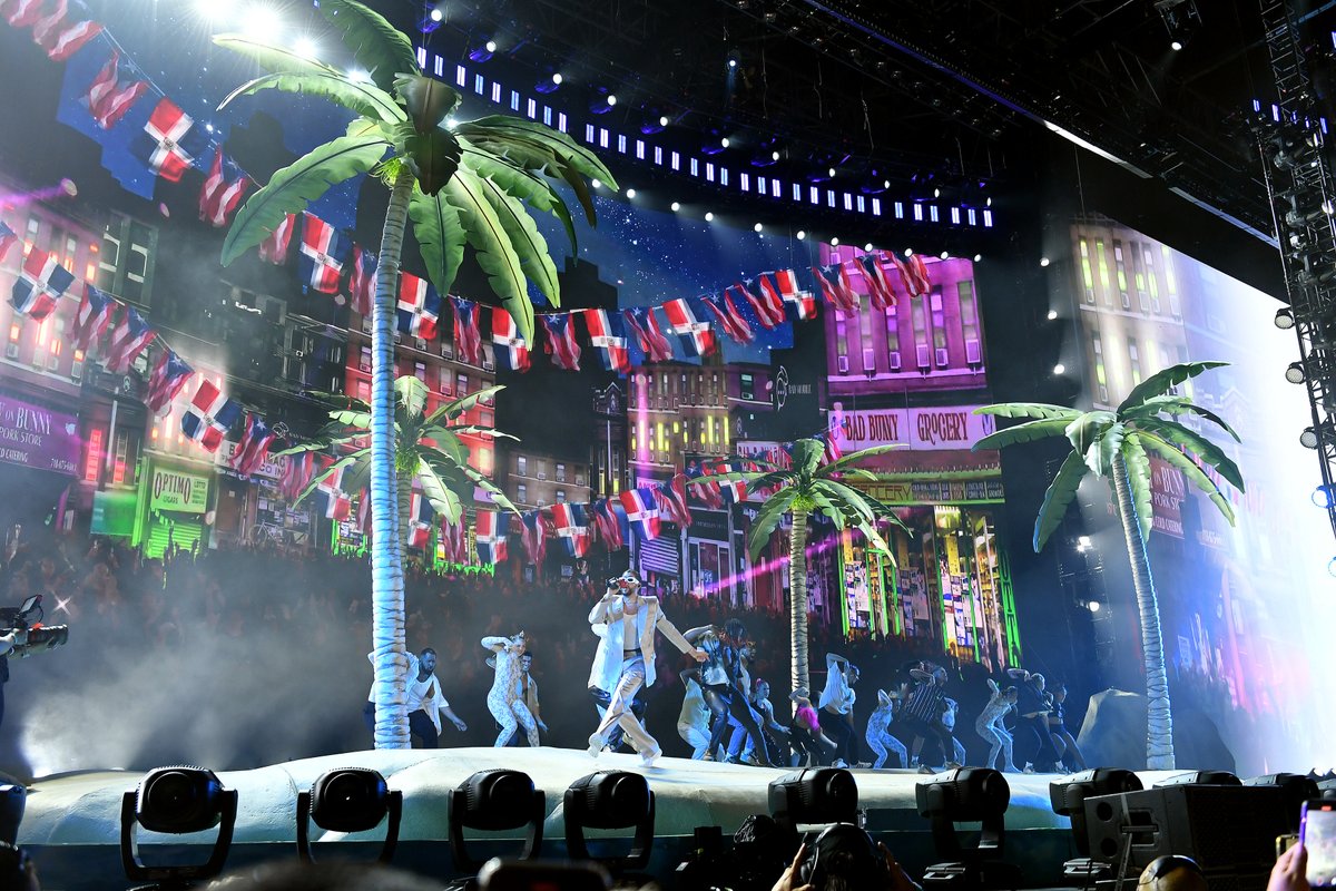 Bad Bunny shut down the broadcast with his fireworks, laser, and Dominican flag-filled performance of “Tití Me Preguntó," which even featured an onstage kiss to a female and a male dancer. tnvge.co/BGHb5LI