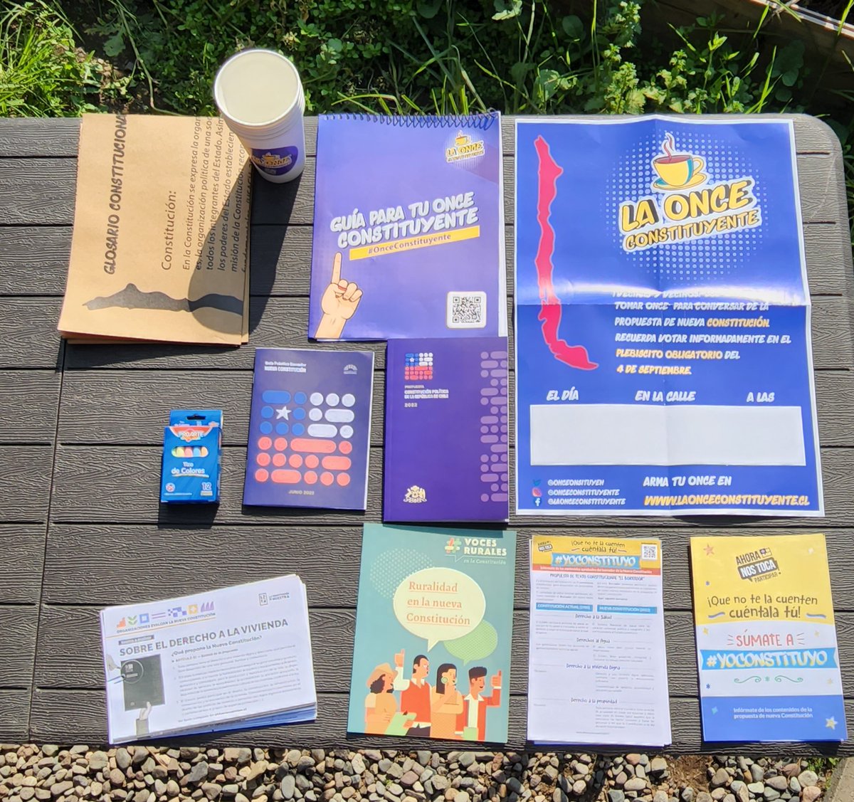 OnceConstituyen's tweet photo. NOTICIAS📰| Nos quedan los últimos kits📦que preparamos especialmente con organizaciones de la sociedad civil para que te informes correctamente sobre la propuesta de nueva #Constitución📖. Si quieres uno ingresa a https://t.co/rADSZ0YH76 y agenda tu encuentro😃 https://t.co/98y0cKiPPM