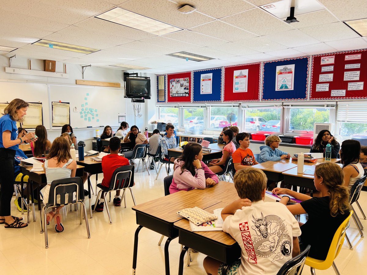 BoykinBryan's tweet photo. The 1st day of school is here, and the building is buzzing with excitement! #harvestyourgreat ⁦@APSVirginia⁩ ⁦@WMS_WolfPack⁩ ⁦@wmspta_wolves⁩ ⁦@GravesKimberley⁩ ⁦@WilliamsburgCSD⁩ ⁦@SuptDuran⁩ https://t.co/T9aLuo7biP
