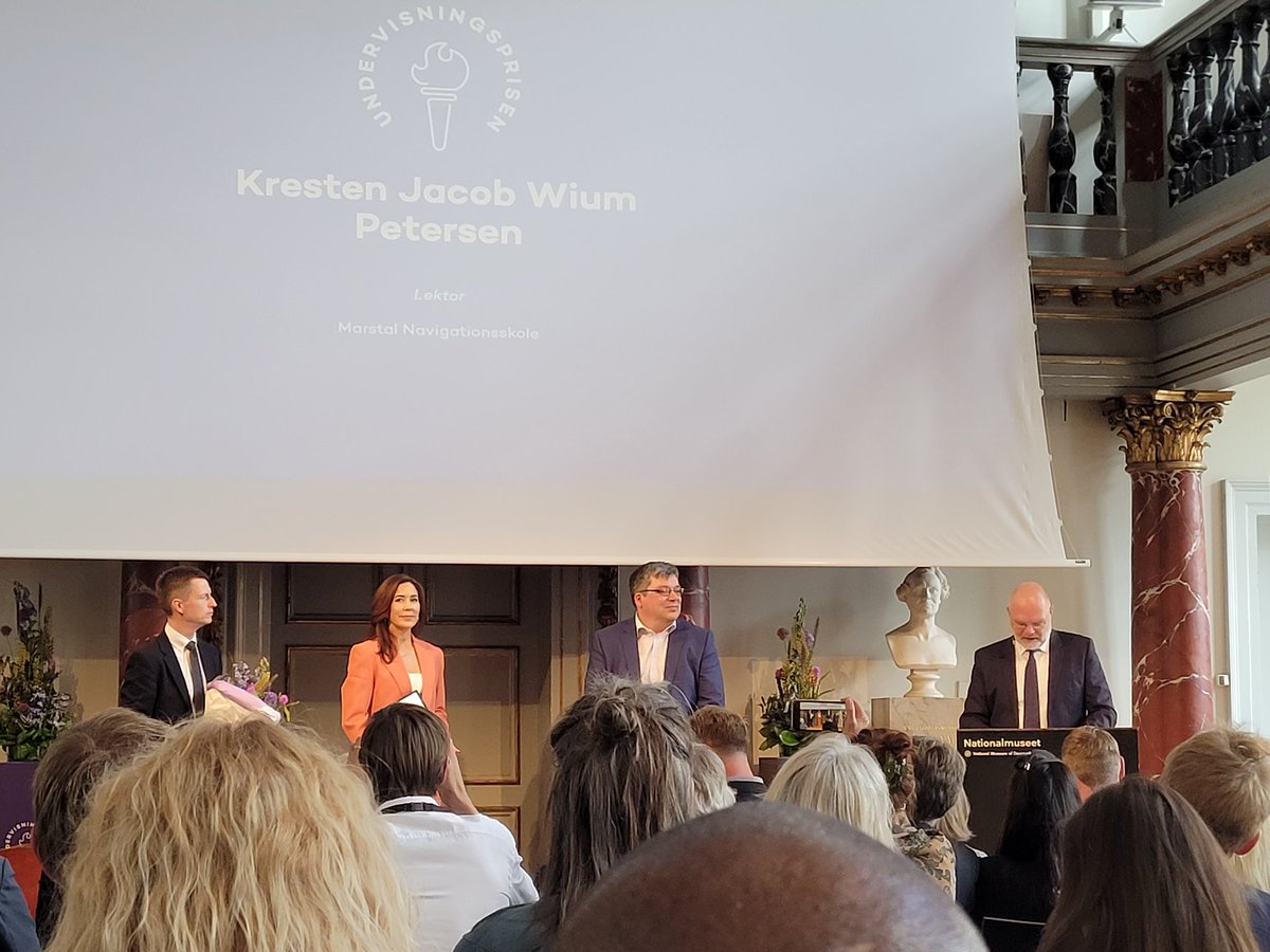 Stort tillykke til modtagerne af Undervisningsprisen 2022, som blev uddelt af <a href="/Jesper_Pet/">Jesper Petersen</a> og
HKH Kronprinsesse Mary på Nationalmuseet i dag. Ikke mindst tillykke til den maritime prismodtager Kresten Jacob Myrup Petersen fra Marstal Navigationsskole 👏👏👏 <a href="/UFM_MIN/">Uddannelses- og Forskningsministeriet</a>