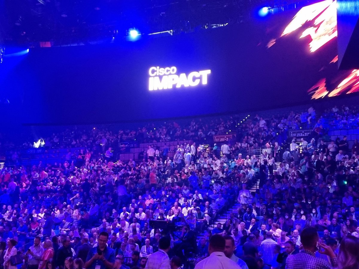 So pumped for the Opening Keynote at #ciscoimpact with the #DreamTeam <a href="/CiscoANZ/">Cisco ANZ</a> Amazing atmosphere!!