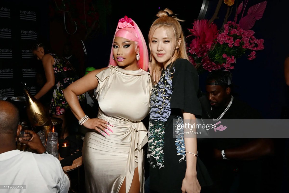 BBU_BLACKPINK's tweet photo. #ROSÉ with TAYLOR and NICKI at the Republic Records #VMAs After Party

#PINKVENOM @BLACKPINK https://t.co/E4H933trcm