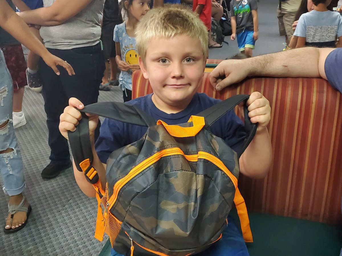 Warming up for #BacktoSchool season with us 🚌 We were so happy to donate 250 bright and cool backpacks for the local community's children in the Tri-Counties 🎉 Let us know more ways to help the community by commenting below ☺☺ #hardrocksacramento