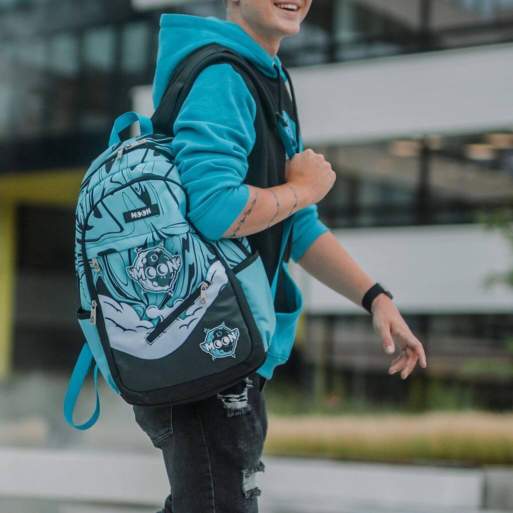 RealGeekShop's tweet photo. ⚡️RG BTS 🎒 x MOON 🚀

Už jsi viděl kousky @studiomoontv v letošní BTS edici? 👀

Určitě nejzajímavějším a nejvíce cool produktem, který si můžeš letos pořídit s logem Moona, bude batoh. 🎒

Při navrhování a designování tohohle batohu jsme se překonali ve všech směrech! 🔥

S… https://t.co/UuPWAWt1lA