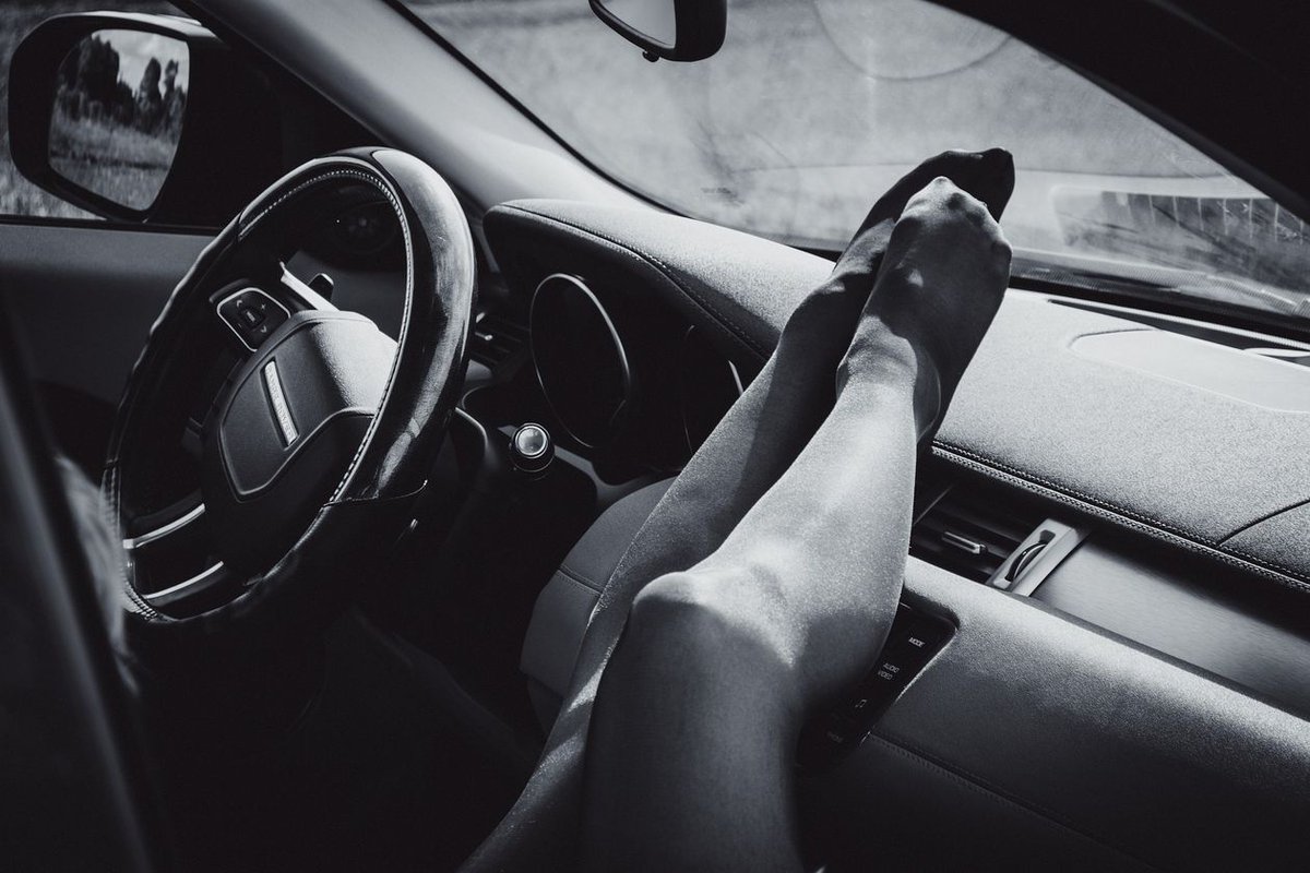 REALESegurtorme's tweet photo. Esta es la multa por poner los pies en el salpicadero del coche. En un tweet publicado por la #GuardiaCivil, se recuerda a todos los ocupantes de vehículos que esta acción puede agravar seriamente las lesiones ocasionadas por un accidente. https://t.co/jW7d9ogneJ