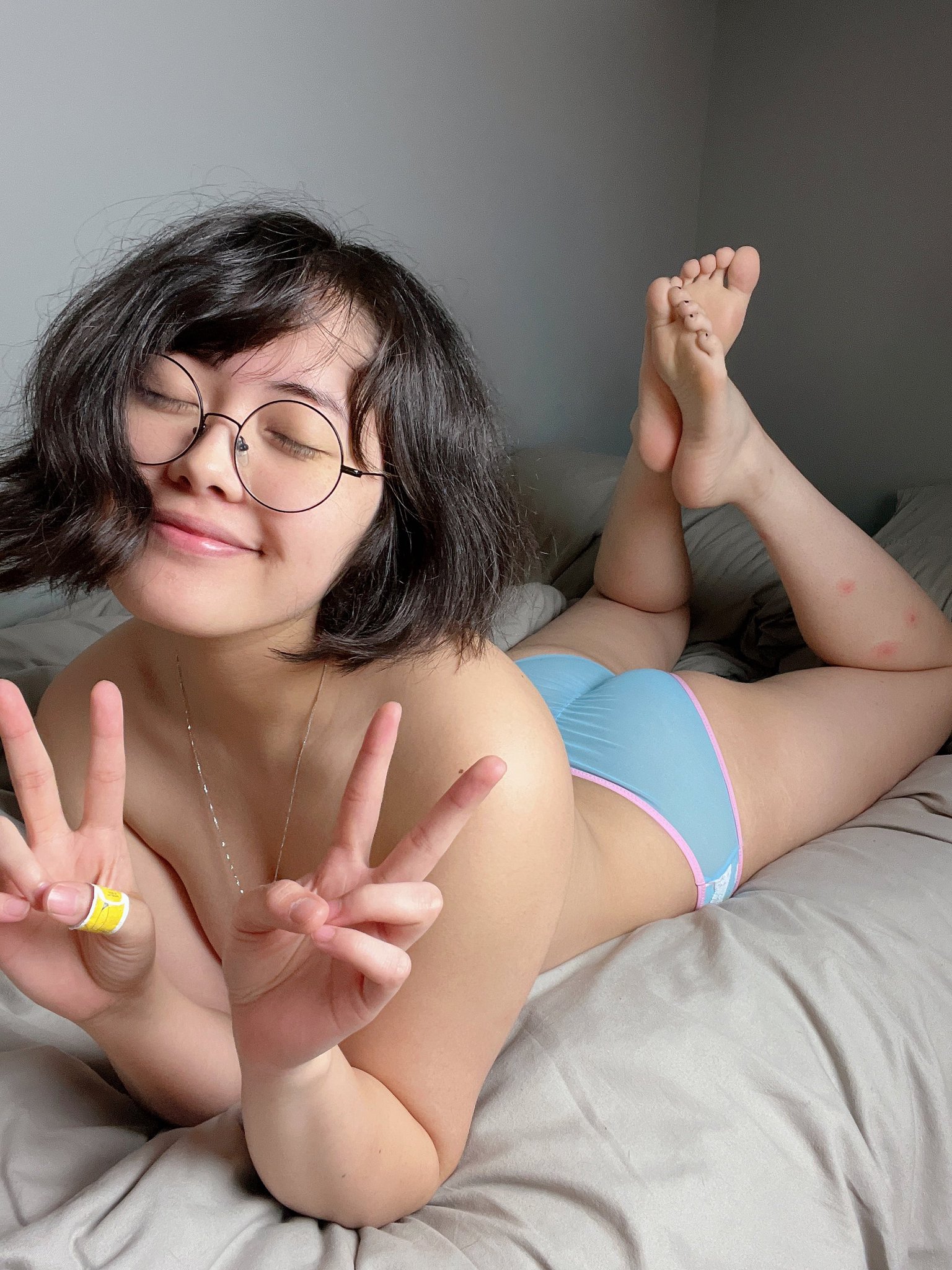 1 pic. if u like messy-haired clumsy girls who barely get ready or shave and are often sweaty and covered in bugbites and also sometimes forgets to put on chapstick,,,,, look no further 😇 https://t.co/FhMVaKjfjo
