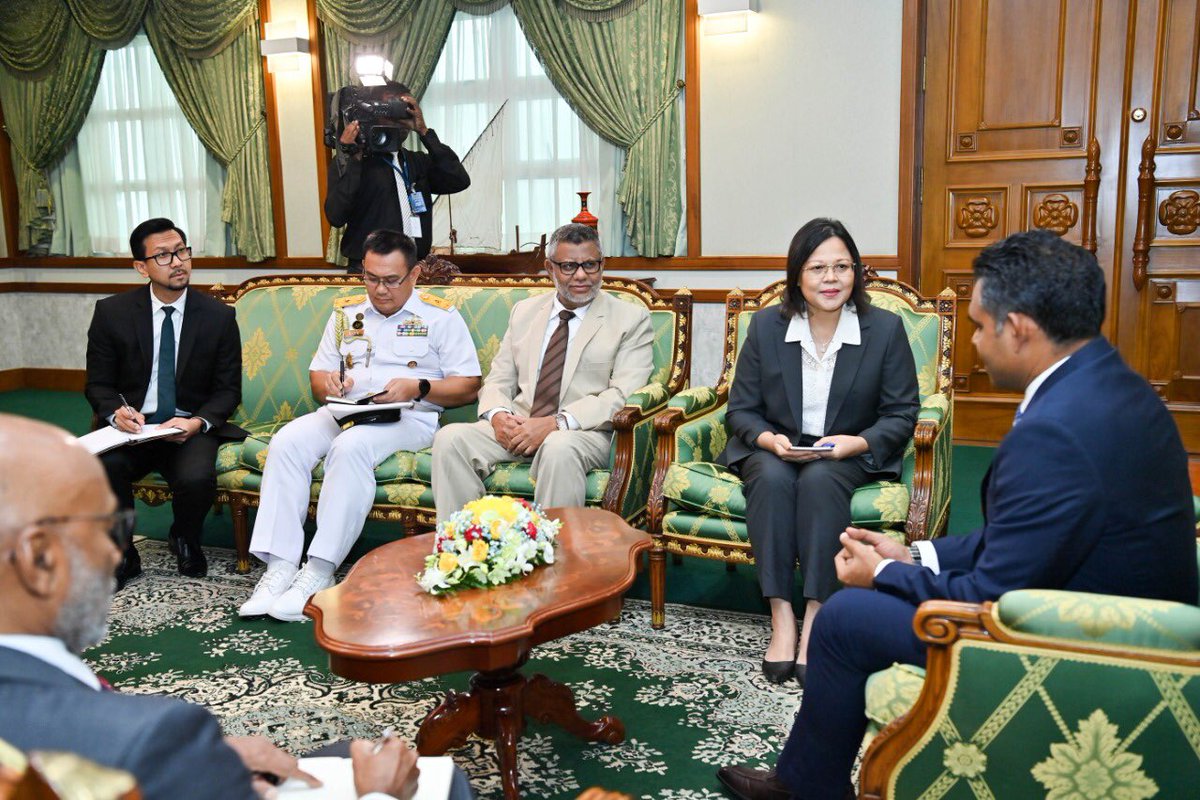 H.E. @Dewi_G_Tobing today paid a courtesy call on H.E. Vice President @FaisalNasym.They discussed ways to strengthen bilateral relations by exploring new avenues of cooperation further to solidify the partnership
#indonesiaincolombo #inidiplomasi #IndonesiaG20 #indonesiamaldives
