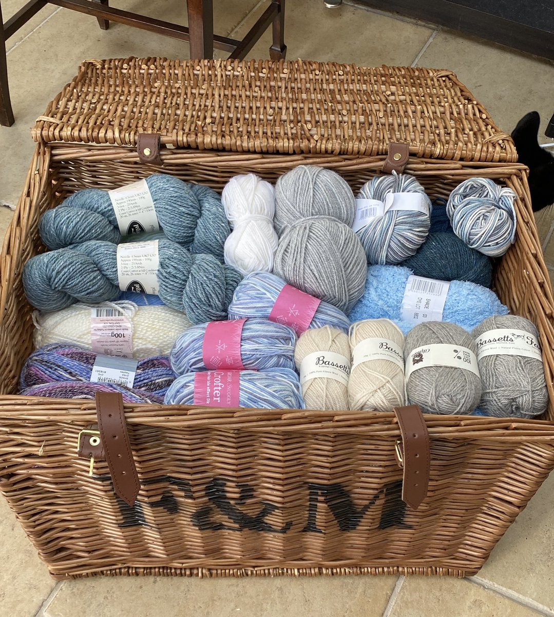 philippa1110's tweet image. Found a great use for the hamper basket I was given at Christmas… #stash #somanyprojects #thereisnocatinthisphoto