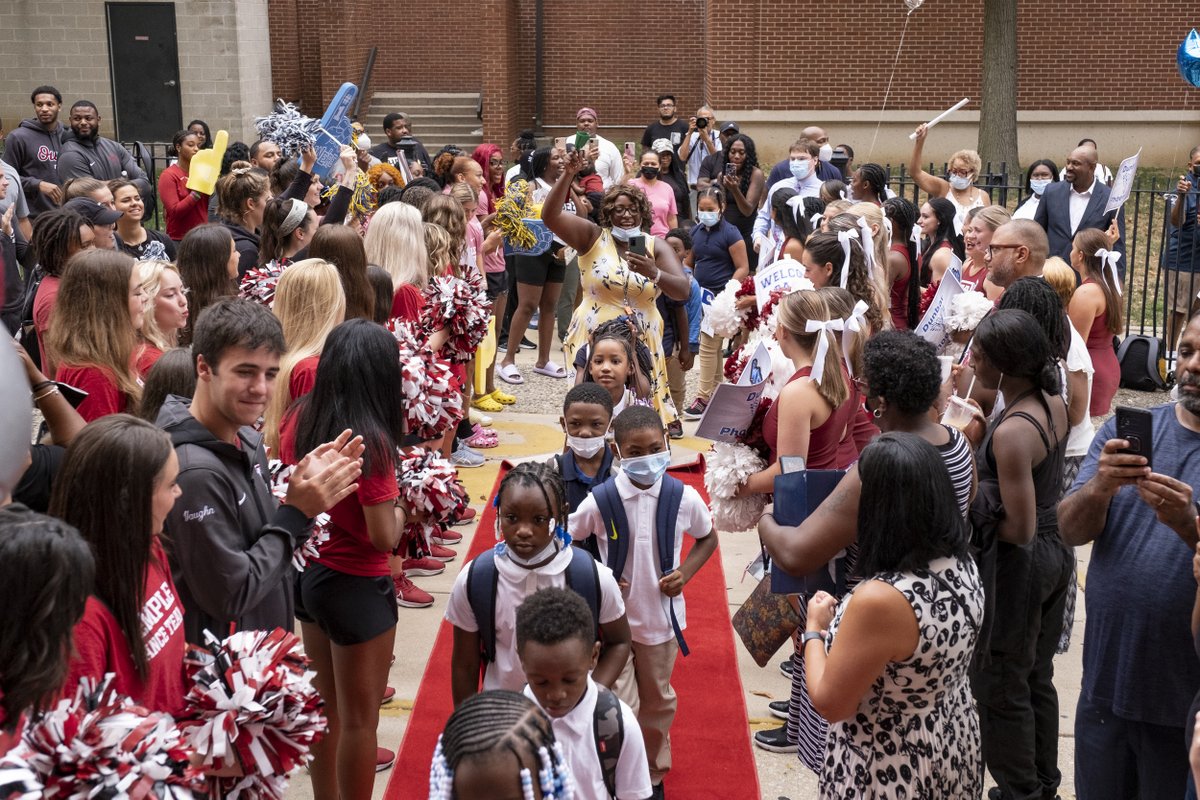 TempleUniv's tweet image. It’s the first day of school for @PHLschools &amp;amp; our Owls are at Paul L. Dunbar School to welcome students as they arrive with Dunbar principal Daniel Mina, @templecehd ’14, and @PhillyMayor!

Hope everyone has a great start to the school year. 🍎🎉