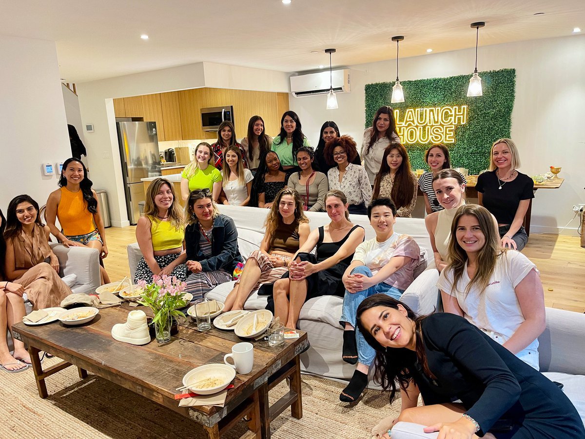 launchhouse's tweet photo. female founders 🤝 NYC

pumped to have this great group in the house for the month https://t.co/sZ3EKHi2wn