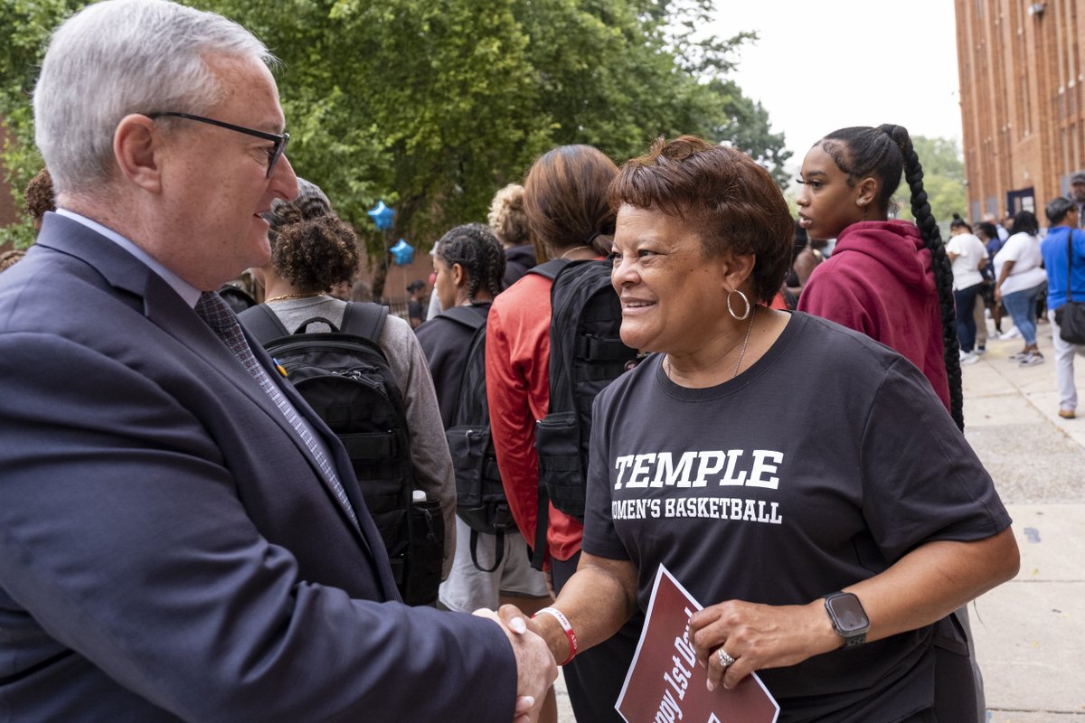 TempleUniv's tweet image. It’s the first day of school for @PHLschools &amp;amp; our Owls are at Paul L. Dunbar School to welcome students as they arrive with Dunbar principal Daniel Mina, @templecehd ’14, and @PhillyMayor!

Hope everyone has a great start to the school year. 🍎🎉
