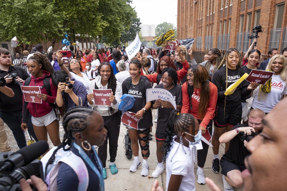TempleUniv's tweet image. It’s the first day of school for @PHLschools &amp;amp; our Owls are at Paul L. Dunbar School to welcome students as they arrive with Dunbar principal Daniel Mina, @templecehd ’14, and @PhillyMayor!

Hope everyone has a great start to the school year. 🍎🎉