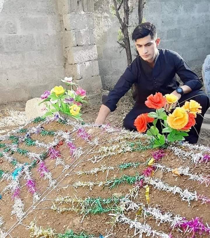 Not many know that <a href="/iNaseemShah/">Naseem Shah</a> lost his mother the night before his test debut at 16, he played rather than going home. Watching him play for Pakistan was his mothers dream, sadly she couldn’t witness him in a Pakistan shirt, but yesterday over a billion cricket lovers did 🇵🇰❤️