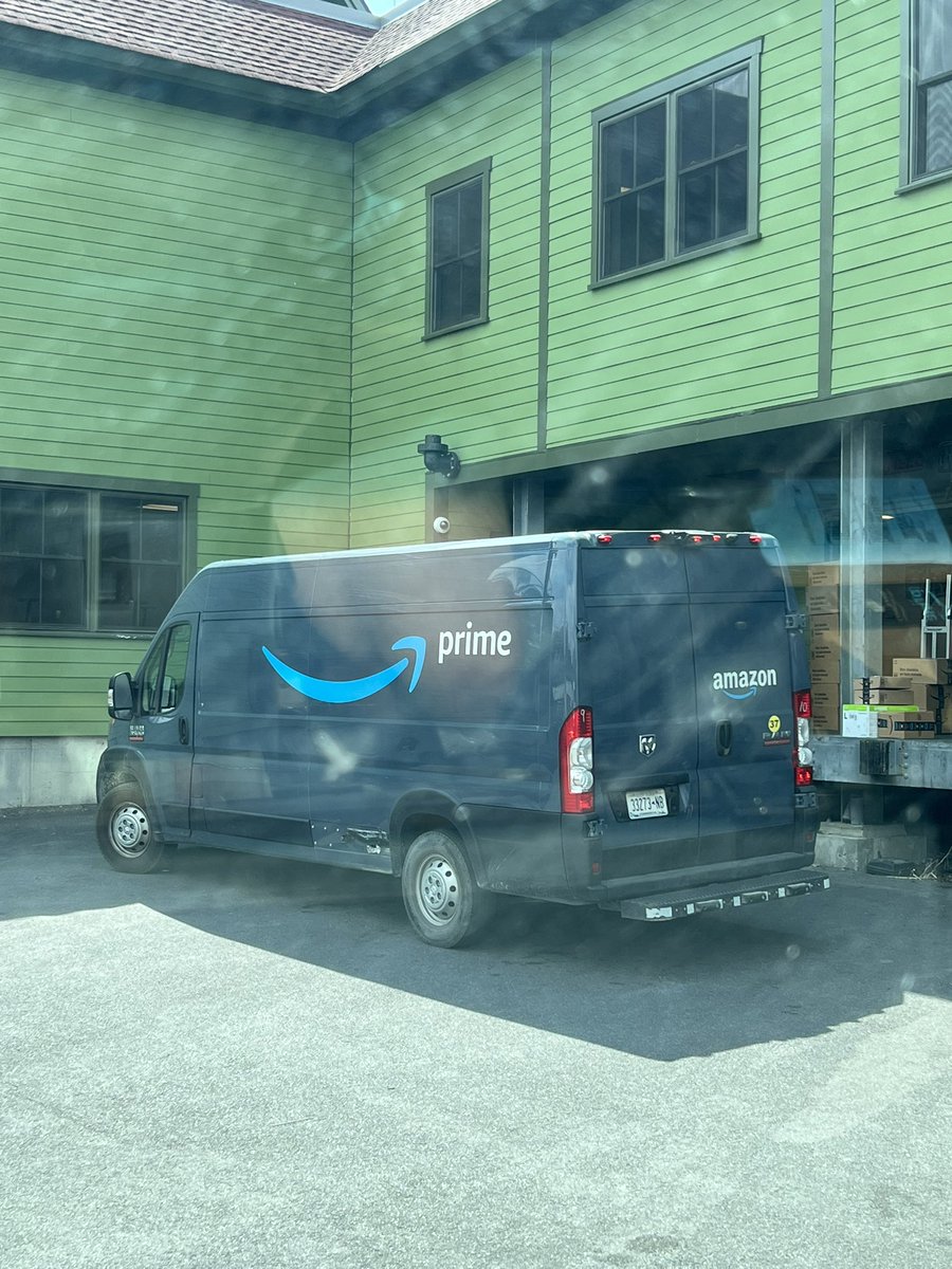 the_dd_pod's tweet photo. Is this how you’re teaching your drivers @amazon? To take up the ENTIRE dock!? #amazondelivery #fail https://t.co/DbRRg0Cwuk