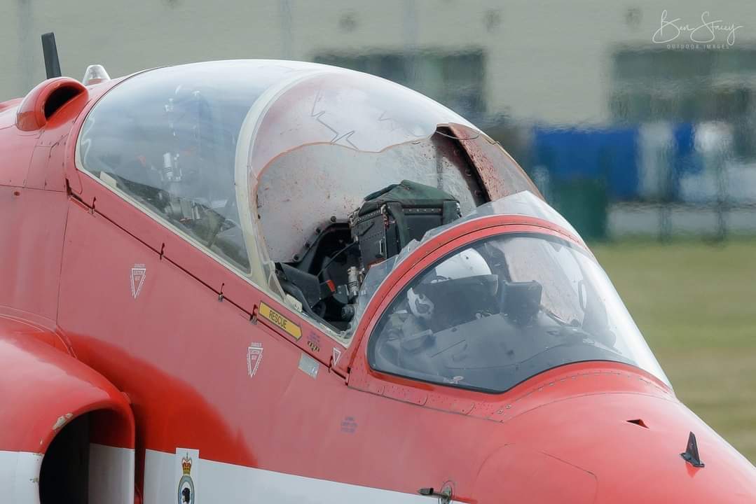 JfaOnboard's tweet photo. No es fácil "gestionar" un impacto de pájaro 🛩️🐦. Y menos cuando te "comes" el pájaro.
Ayer en Rhyl el piloto del #Red6 de la patrulla acrobática #RedArrows 🇬🇧 consiguió aterrizar.
Mucho entrenamiento para mantener la calma. Y apoyo & ayuda del equipo @rafredarrows.
#BirdStrike https://t.co/41Jvga7JQD