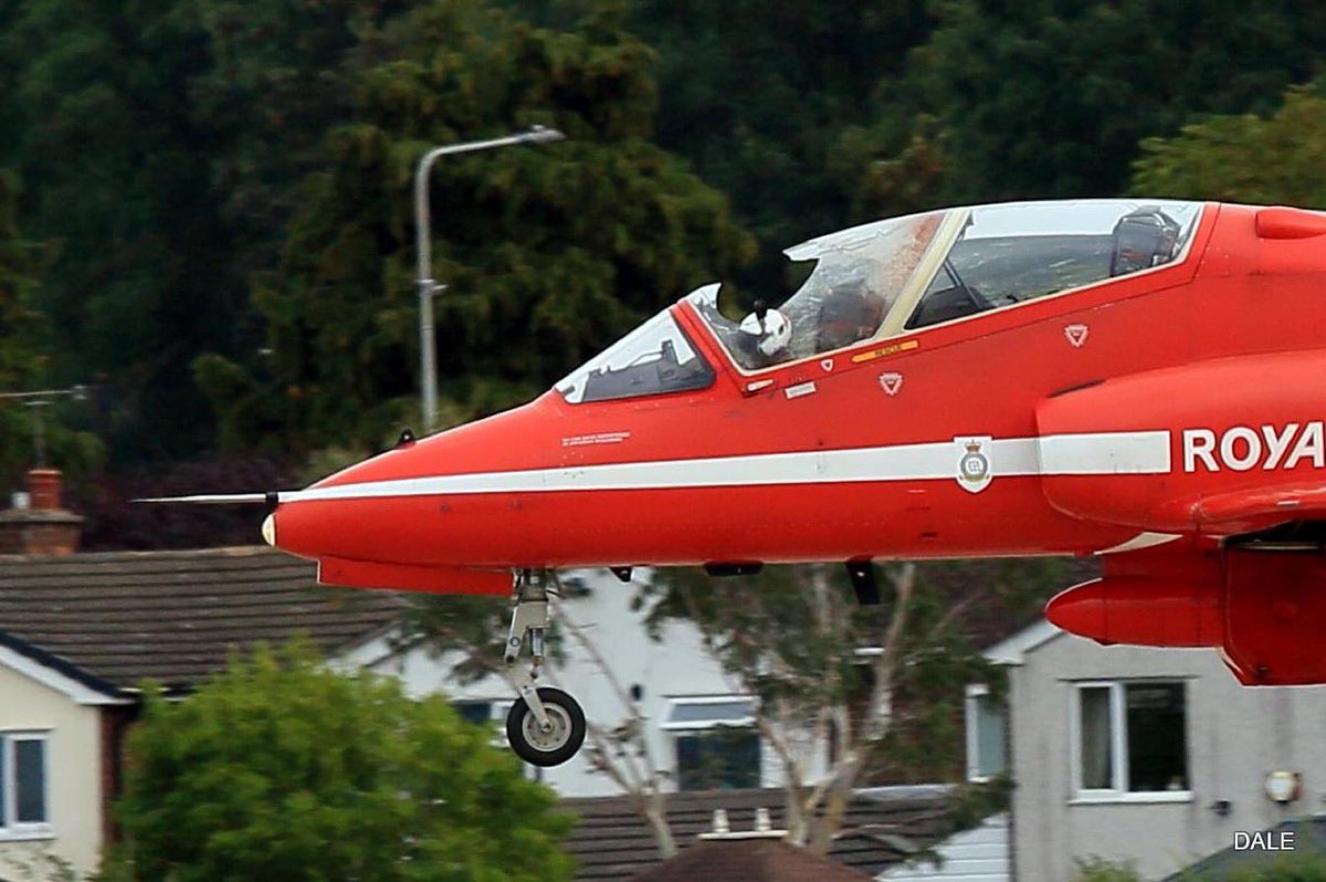 JfaOnboard's tweet photo. No es fácil "gestionar" un impacto de pájaro 🛩️🐦. Y menos cuando te "comes" el pájaro.
Ayer en Rhyl el piloto del #Red6 de la patrulla acrobática #RedArrows 🇬🇧 consiguió aterrizar.
Mucho entrenamiento para mantener la calma. Y apoyo & ayuda del equipo @rafredarrows.
#BirdStrike https://t.co/41Jvga7JQD