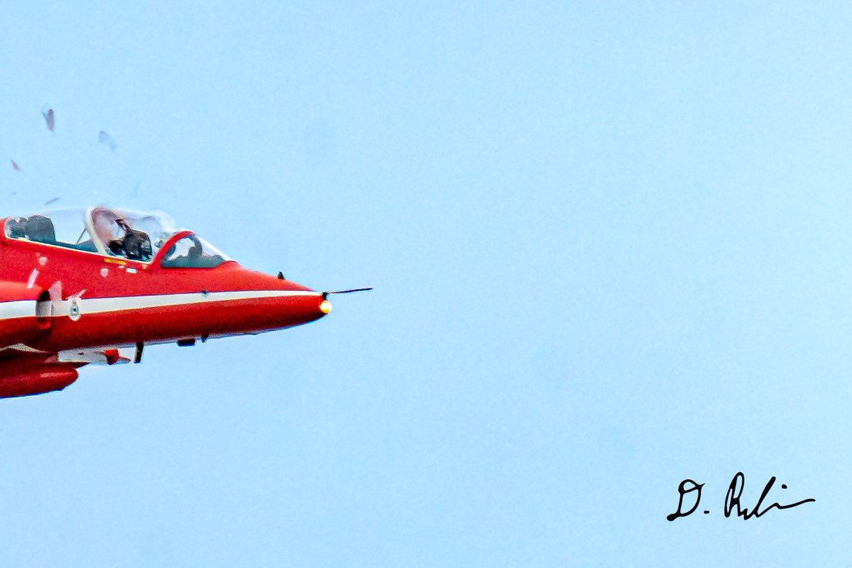JfaOnboard's tweet photo. No es fácil "gestionar" un impacto de pájaro 🛩️🐦. Y menos cuando te "comes" el pájaro.
Ayer en Rhyl el piloto del #Red6 de la patrulla acrobática #RedArrows 🇬🇧 consiguió aterrizar.
Mucho entrenamiento para mantener la calma. Y apoyo & ayuda del equipo @rafredarrows.
#BirdStrike https://t.co/41Jvga7JQD