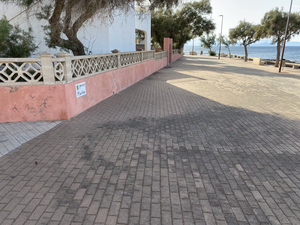 mlliteras's tweet photo. Just a la foto, cap de canto Verge Maria amb Pg Marítim de la Colònia, hi havia un banc, un banc amb una bona ombra. Hi vaig seure amb padrines, pares… ara tocaria seure mentre els meus fills juguen, però algú va decidir llevar-ho per una trobada de gegants i mai més ha tornat. https://t.co/DszGSVZoSg
