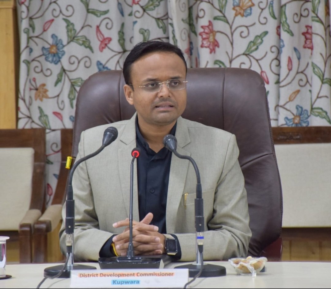 TariqMeeer's tweet photo. DC Kupwara interacts with Traders Association, Civil Society members
 Deputy Commissioner Kupwara, Doifode Sagar Dattatray today chaired an interactive meeting with Traders Association and Civil Society Members of Kupwara and Handwara.

@sagar_doifode @KupwaraTimes https://t.co/sUQ6KINR6u
