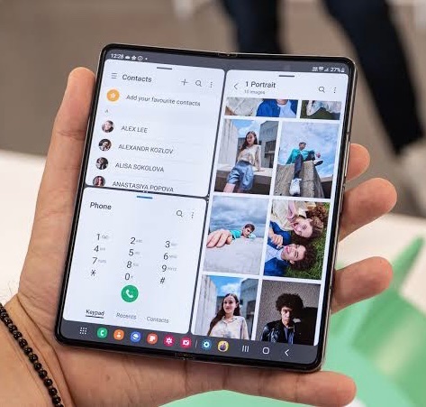 Tsholofelo_le's tweet photo. Also we don’t talk about the #GalaxyFold4 multi-tasking feature enough, I really think this is a really cool feature to have #FlexToCreate https://t.co/N2IUnSmBNk