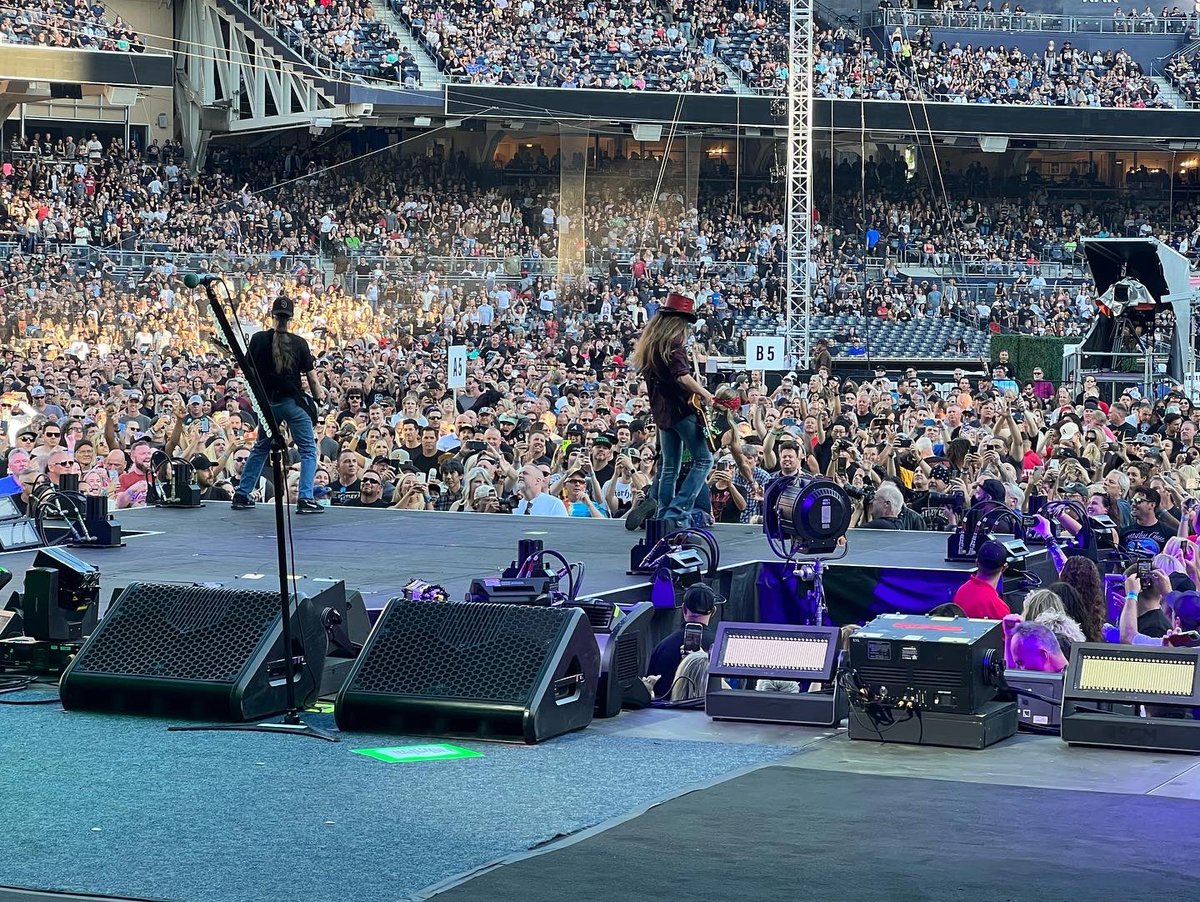 sarah-vandella-on-twitter-just-backstage-at-poison-last-night-in-san